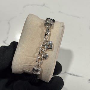 K&ouml;nnte beinhalten: Ein Set aus drei Keramikbechern mit gesprenkelter, matter Oberfl&auml;che. Die Becher sind in Creme-, Hellgrau- und Dunkelgraut&ouml;nen gehalten. Jeder Becher hat ein schlichtes, minimalistisches Design, ideal f&uuml;r Kaffee oder Tee.