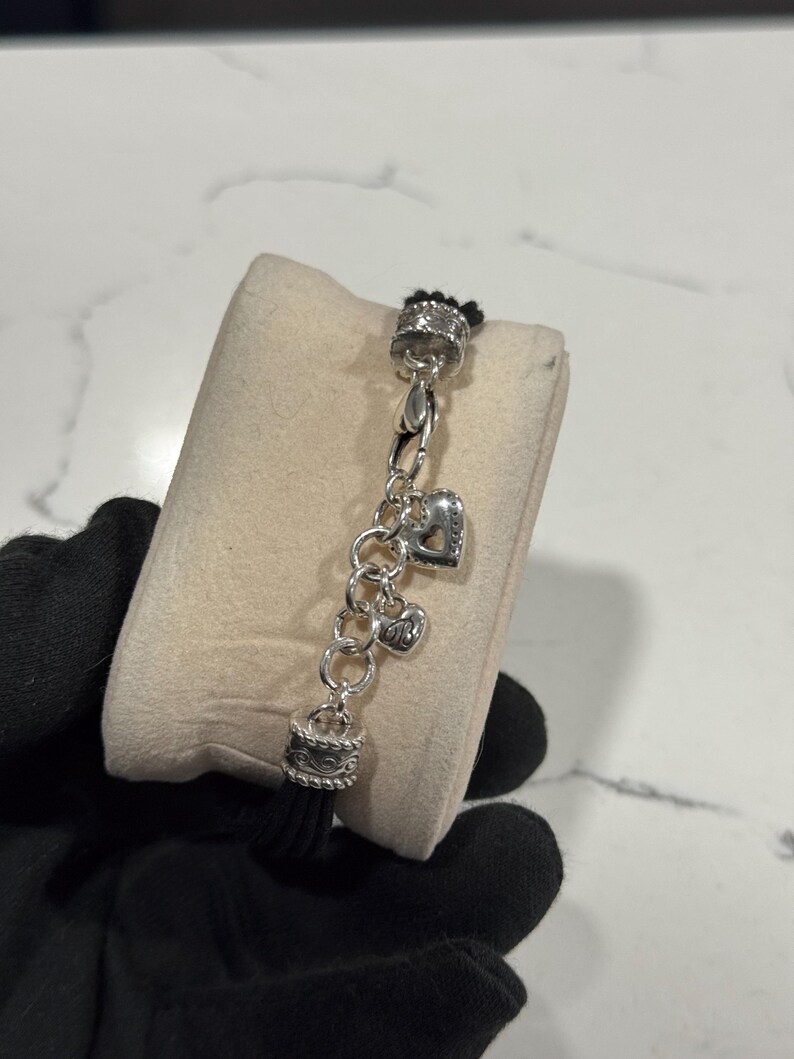 K&ouml;nnte beinhalten: Ein Set aus drei Keramikbechern mit gesprenkelter, matter Oberfl&auml;che. Die Becher sind in Creme-, Hellgrau- und Dunkelgraut&ouml;nen gehalten. Jeder Becher hat ein schlichtes, minimalistisches Design, ideal f&uuml;r Kaffee oder Tee.