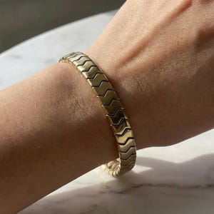 Chevron Gold Hematite Bracelet | Stretch Magnetic Style Look Stackable Minimal Bangle for Men Women | Grounding Protection Jewellery Gift
