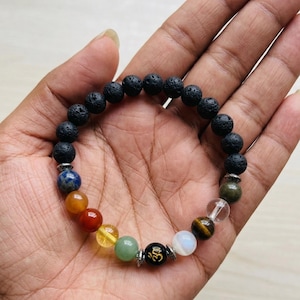 Om Charm Chakra Bracelet, Lava Rock Diffuser Bracelet with 7 Chakra Stones, Grounding Crystal Jewellery, Meditation Bracelet for Daily Wear