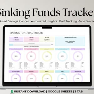 Puede incluir: Una computadora portátil que muestra una hoja de cálculo "Sinking Funds Tracker". La pantalla muestra un panel con categorías financieras y cantidades, incluyendo "Objetivos totales", "Queda por ahorrar" y rastreadores de gastos. El texto en la parte inferior dice "Descarga instantánea | Google Sheets | 3 pestañas."