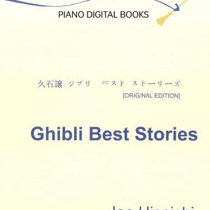 Pu&ograve; includere: Copertina di un libro con il titolo "Ghibli Best Stories" in blu. La copertina include anche il testo "PIANO DIGITAL BOOKS" e il nome "Joe Hisaishi". Lo sfondo &egrave; color crema chiaro.