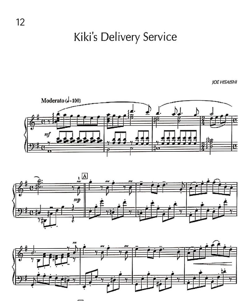 Pu&ograve; includere: Spartito musicale per "Kiki's Delivery Service" di Joe Hisaishi. La pagina presenta notazione musicale con chiavi di violino e basso, indicazioni dinamiche e di tempo. Il testo "Moderato (J=100)" &egrave; visibile.
