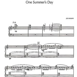 Pu&ograve; includere: Spartito musicale di "One Summer's Day" di Joe Hisaishi. Lo spartito &egrave; stampato in nero su carta bianca, con chiavi di violino e di basso, note e simboli musicali. L'indicazione del tempo &egrave; J=72.
