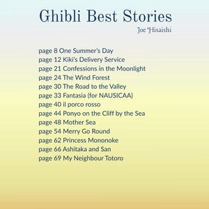 Pu&ograve; includere: Un elenco di Ghibli Best Stories, con il titolo e l'autore Joe Hisaishi in alto. L'elenco include titoli come "Kiki - Consegne a domicilio" e "Il mio vicino Totoro" su uno sfondo sfumato.