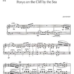 Pu&ograve; includere: Spartito musicale di "Ponyo on the Cliff by the Sea" di Joe Hisaishi. Lo spartito &egrave; scritto con inchiostro nero su carta bianca. Il titolo e il nome del compositore sono in alto. La notazione musicale include chiavi di violino e di basso, note e indicazioni dinamiche.