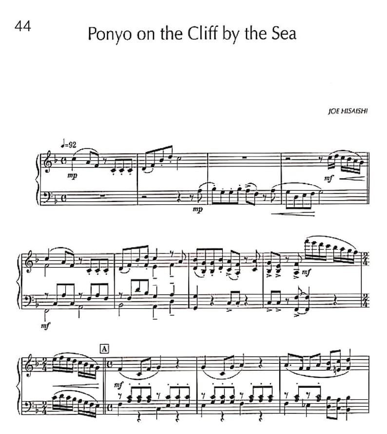 Pu&ograve; includere: Spartito musicale di "Ponyo on the Cliff by the Sea" di Joe Hisaishi. Lo spartito &egrave; scritto con inchiostro nero su carta bianca. Il titolo e il nome del compositore sono in alto. La notazione musicale include chiavi di violino e di basso, note e indicazioni dinamiche.