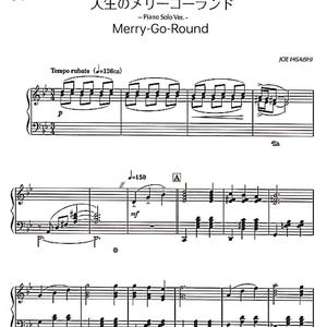 Pu&ograve; includere: Spartito per "Merry-Go-Round" di Joe Hisaishi, un assolo per pianoforte. La pagina presenta notazione musicale con chiavi di violino e di basso, indicazioni dinamiche e di tempo. Il titolo &egrave; scritto in giapponese e inglese.