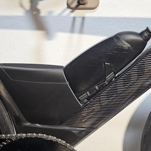 Könnte beinhalten: Ein Set aus drei Keramikbechern mit gesprenkelter, matter Oberfläche. Die Becher sind in Creme-, Hellgrau- und Dunkelgrautönen gehalten. Jeder Becher hat ein schlichtes, minimalistisches Design, ideal für Kaffee oder Tee.