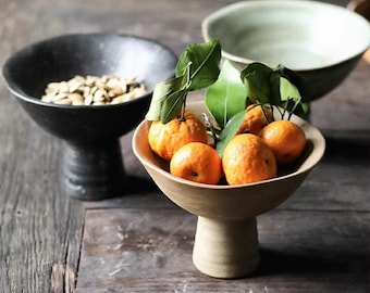 Keramische kom op voetstuk, rustiek aardewerk snackschaal, wabi-sabi-theebord, handgemaakte fruitschaal