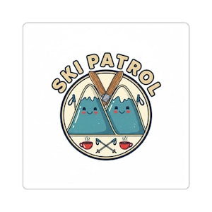 Op de afbeelding: Een vierkante sticker met een cartoonontwerp. De sticker heeft een cirkelvormig embleem met de woorden "SKI PATROL" in een halve cirkel. Binnen de cirkel staan twee lachende blauwe bergen, gekruiste ski's en twee kopjes koffie.