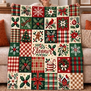 Può includere: Una coperta rettangolare con un design patchwork di quadrati a tema natalizio che includono pigne, fiocchi di neve, stelle di Natale, un omino di pan di zenzero, un cardinale, un albero di Natale, una tazza di cacao e il nome Eleanor.