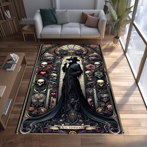 Könnte beinhalten: Ein rechteckiger Teppich mit einem gotischen viktorianischen Design. Der Teppich zeigt eine zentrale Figur in einem langen schwarzen Mantel und Hut, umgeben von Totenköpfen, Herzen und floralen Elementen. Die Farbpalette des Teppichs umfasst Schwarz, Grau und einen Hauch von Rot und Lila.