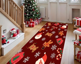 Op de afbeelding: Een lange, rechthoekige kersttapijt met een dieprode achtergrond. Het tapijt heeft feestelijke illustraties van de kerstman, rendieren, peperkoekmannen, sneeuwvlokken en zuurstokken. Het tapijt ligt in een gang met een kerstboom.