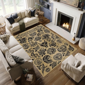 Puede incluir: Una alfombra rectangular grande con un fondo beige e ilustraciones negras estilo tatuaje. La alfombra presenta varios diseños, incluyendo rosas, serpientes, dragones y una pancarta que dice "SPIDER MURPHY'S". La alfombra está colocada en un salón.