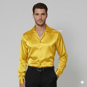 以下が含まれることがあります： 長袖とクラシックカラーのゴールドイエローサテンシャツ。 シャツはボタンダウンフロントで、黒いパンツと黒いベルトと組み合わせています。 シャツの生地は微妙な光沢があります。