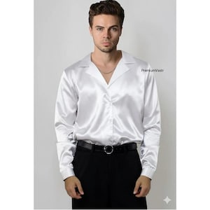Camisa masculina de cetim branco de luxo – toque sedoso e brilhante, ideal para festas e ocasiões formais.