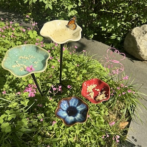 Estación de agua para polinizadores de cerámica hecha a mano, santuario para abejas y mariposas, decoración estilo cottagecore.