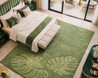 Puede incluir: Un dormitorio lujoso con una alfombra verde con grandes patrones de hojas, una cama verde con ropa de cama blanca y una lámpara de araña dorada. La habitación tiene un diseño moderno con vista al balcón.