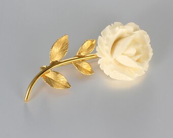 金属製の茎と葉を持つ黄色いバラで作品は装飾品としてだけでなく