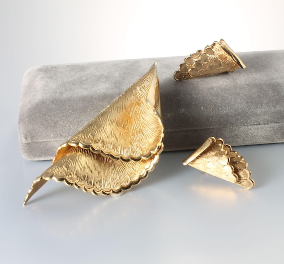 Coro Textured Gold Ginko Leaf Brooch clip Earrings set