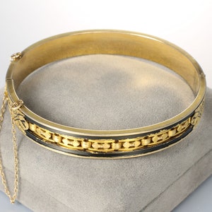 RF Simmons Gold Filled Hinged Oval Victorian Bangle, taille d&#39;epargne signed Betsy Ross 1950s jewelry