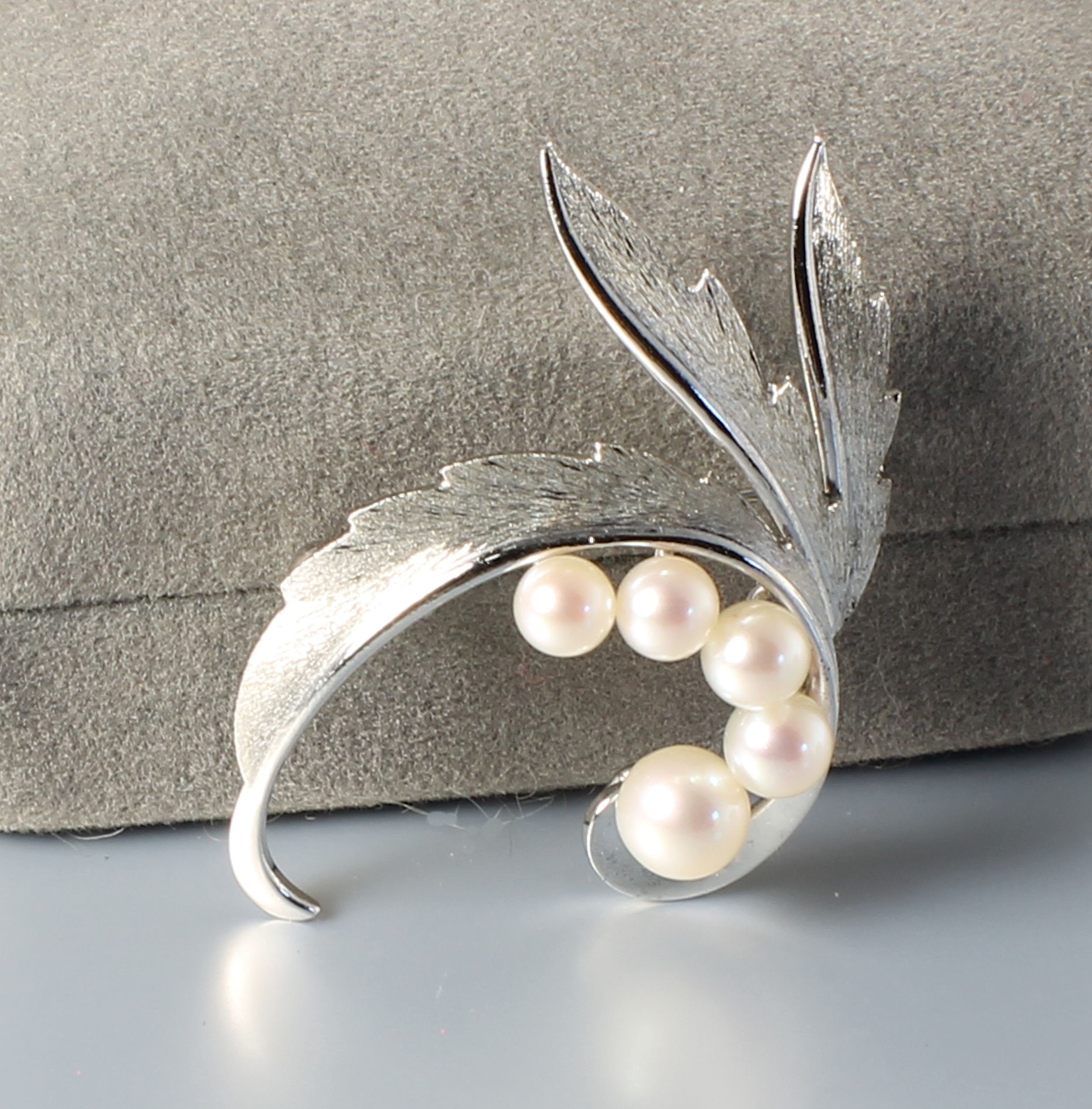 Mikimoto Silver Five パール Wave Leaf ブローチ 日本最大のブランド Mikimoto Silver Five パール Wave Leaf