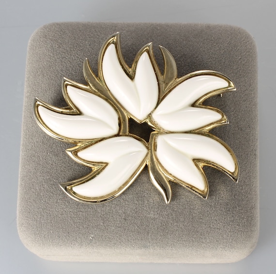 White lucite Monet Flower Brooch gold tone 1960s … - image 1