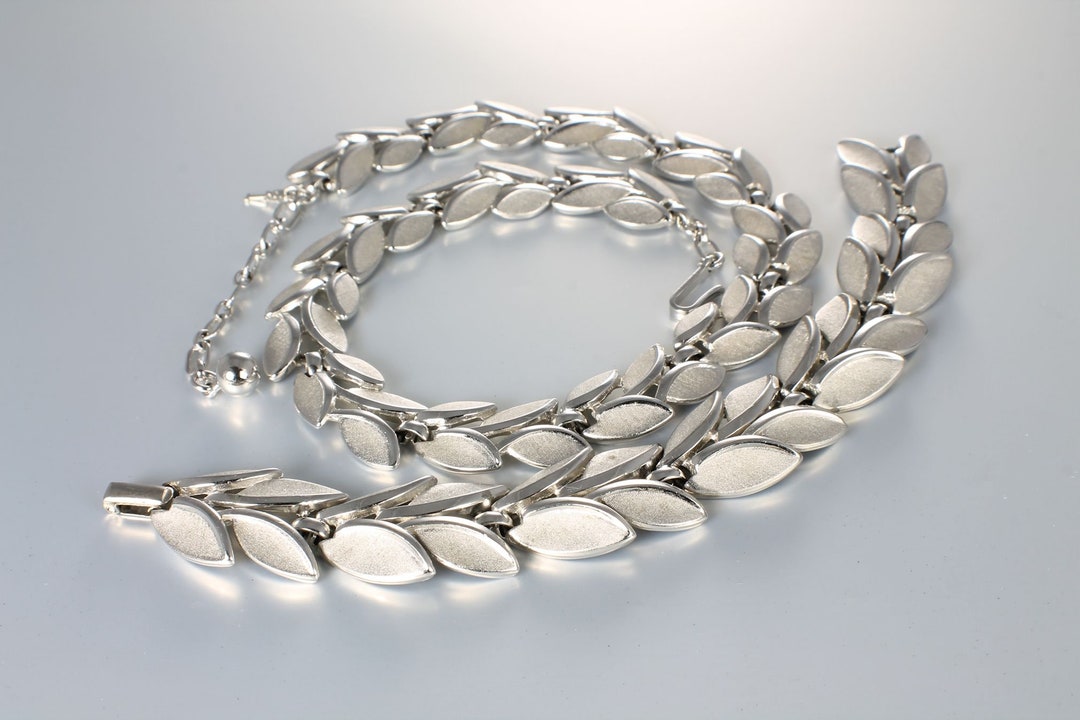 TRIFARI VINTAGE CROWN TRIFARI 50s ブレスレット Vintage TRIFARI Crown Signed Leaf Bracelet With Tag, Brushed