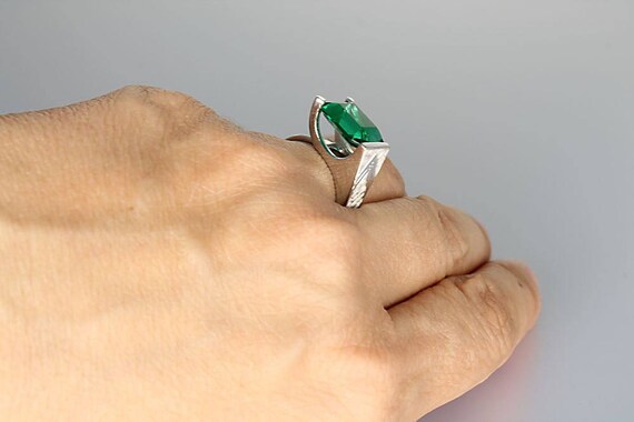 Modernist 10K White Gold Green Spinel Ring, Geome… - image 4