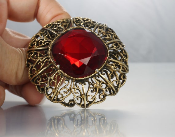 Large Red Glass Filigree Brooch domed gold tone 1… - image 2