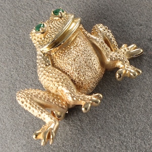 14K Yellow Gold Frog Brooch emerald eyes amphibian 6.1 grams
