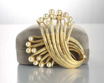 Crown Trifari Pearl Spray Brooch 1960s jewelry gold tone