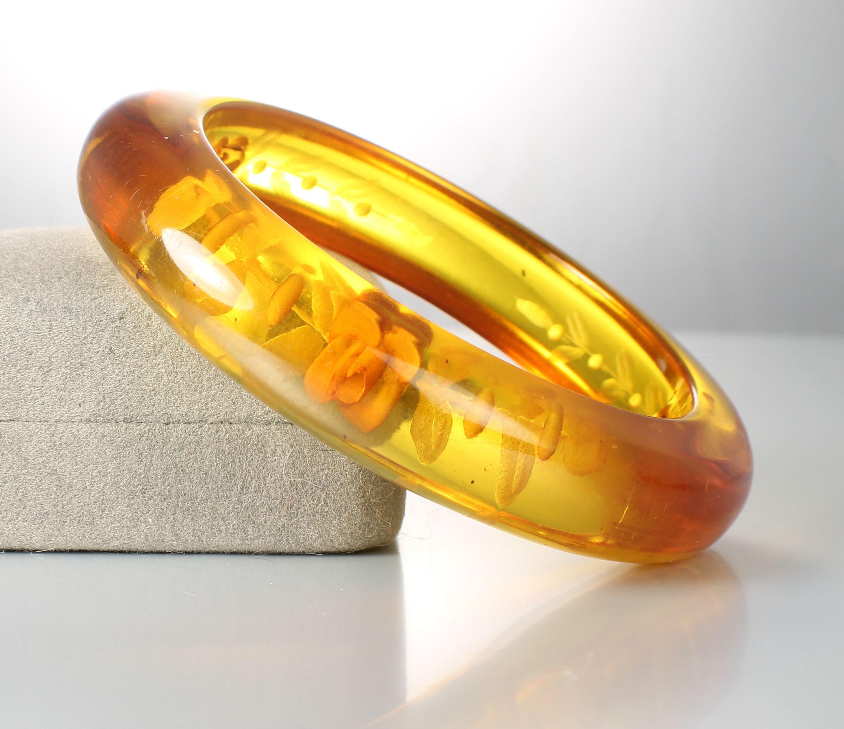 Apple Juice Bakelite reverse carved Bangle bracelet - Etsy 日本