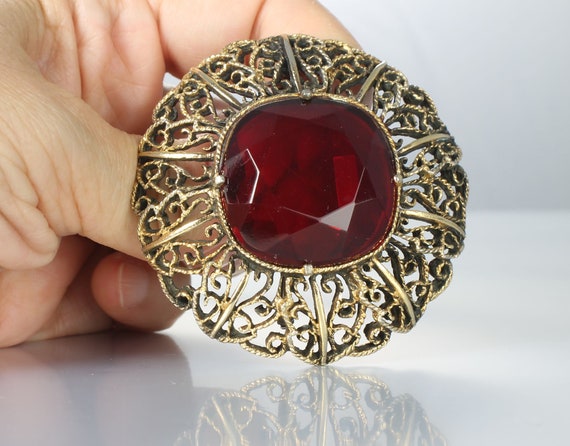 Large Red Glass Filigree Brooch domed gold tone 1… - image 3