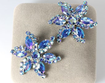 Pinwheel Blue Rhinestone Pendientes aurora boreal flor joyería de la década de 1960