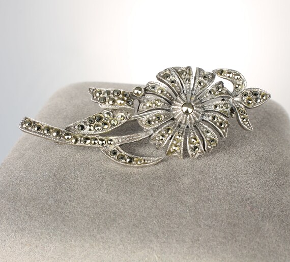 Antique sterling silver marcasite sunflower brooch. 925 Sterling Silver Marcasite Sunflower Brooch Pin 8 Grams  main image 4