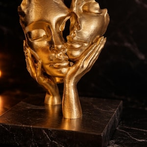 Abstract Gold Face Statue – Modern 3D Sculpture – Minimalist Artistic Decoration – Unique Design Object