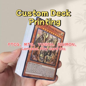 Könnte beinhalten: Ein Deck mit individuell bedruckten Sammelkarten. Die abgebildete Karte zeigt eine detaillierte Illustration einer mechanischen Kreatur. Der Text "Custom Deck Printing" steht oben, darunter "PTCG, MTG, YUGIOH, DIGIMON, Lorcana. Any card etc".