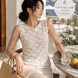 Op de afbeelding: Een crèmekleurige, mouwloze gehaakte top met een gedetailleerd opengewerkt patroon. De afbeelding toont ook een strooien totebag, een glas water met citroen en een ronde afbeelding met de tekst "CROCHET TOP PDF PATTERN".