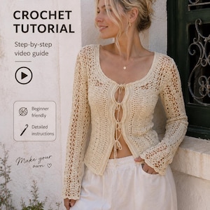 Op de afbeelding: Een crèmekleurige gehaakte top met lange mouwen en een striksluiting aan de voorkant is te zien. De afbeelding bevat de tekst "CROCHET TUTORIAL" en "Step-by-step video guide" met een YouTube-logo. Extra tekst geeft aan dat de tutorial beginnersvriendelijk is.