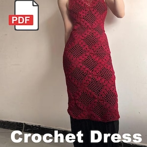 Puede incluir: Vestido rojo de ganchillo con cuello halter y un estampado floral. El vestido es un archivo PDF. El texto "Crochet Dress PDF File" se muestra en la parte inferior de la imagen.