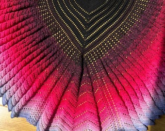 Modèle PDF de châle au crochet, diagramme croisé en forme de croissant ailé, diagramme de foulard en dentelle gothique, haussement d'épaules à plumes ombrées, tutoriel de poncho sorcière sombre