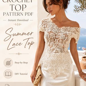 Op de afbeelding: Een crèmekleurige gehaakte top met een uniek asymmetrisch ontwerp. De top wordt gecombineerd met een witte satijnen rok. De afbeelding bevat de tekst "CROCHET TOP PATTERN PDF" en "Summer Lace Top".