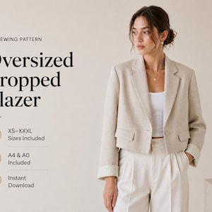 Op de afbeelding: Een PDF-naaipatroon voor een oversized cropped blazer in beige. De tekst luidt: PDF SEWING PATTERN, Oversized Cropped Blazer, XS-XXXL Sizes Included, A4 & A0 Included, Instant Download. De blazer heeft lange mouwen met manchetten.