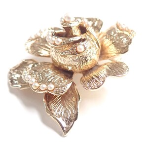 Vintage Pearl Rose Brooch 3 dimensional image 5