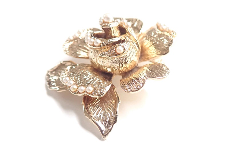 Vintage Pearl Rose Brooch 3 dimensional image 5