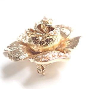 Vintage Pearl Rose Brooch 3 dimensional image 4