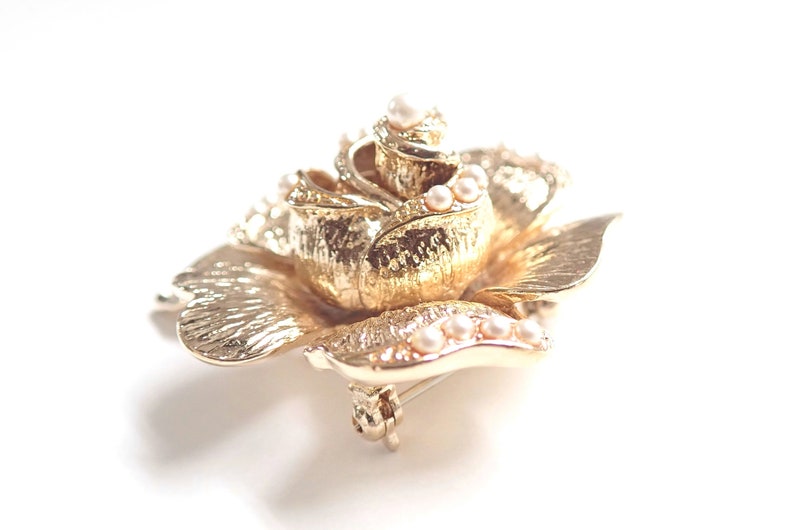 Vintage Pearl Rose Brooch 3 dimensional image 4