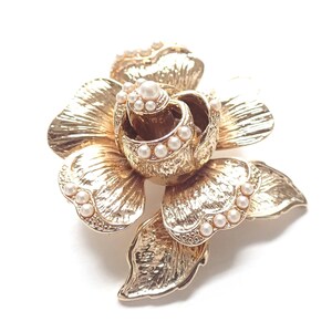 Vintage Pearl Rose Brooch 3 dimensional image 3